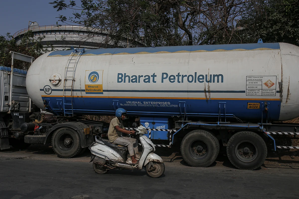 India’s State Refiners Pause Russia Oil Buys As US Adds Pressure