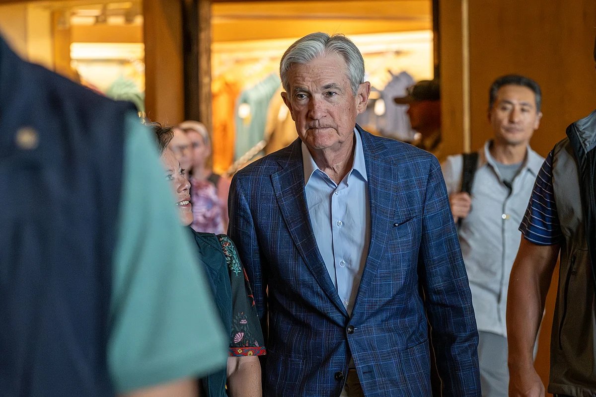 US Market Rallies As Powell Signals Cut — Dow Hits Record High, Bonds Jump