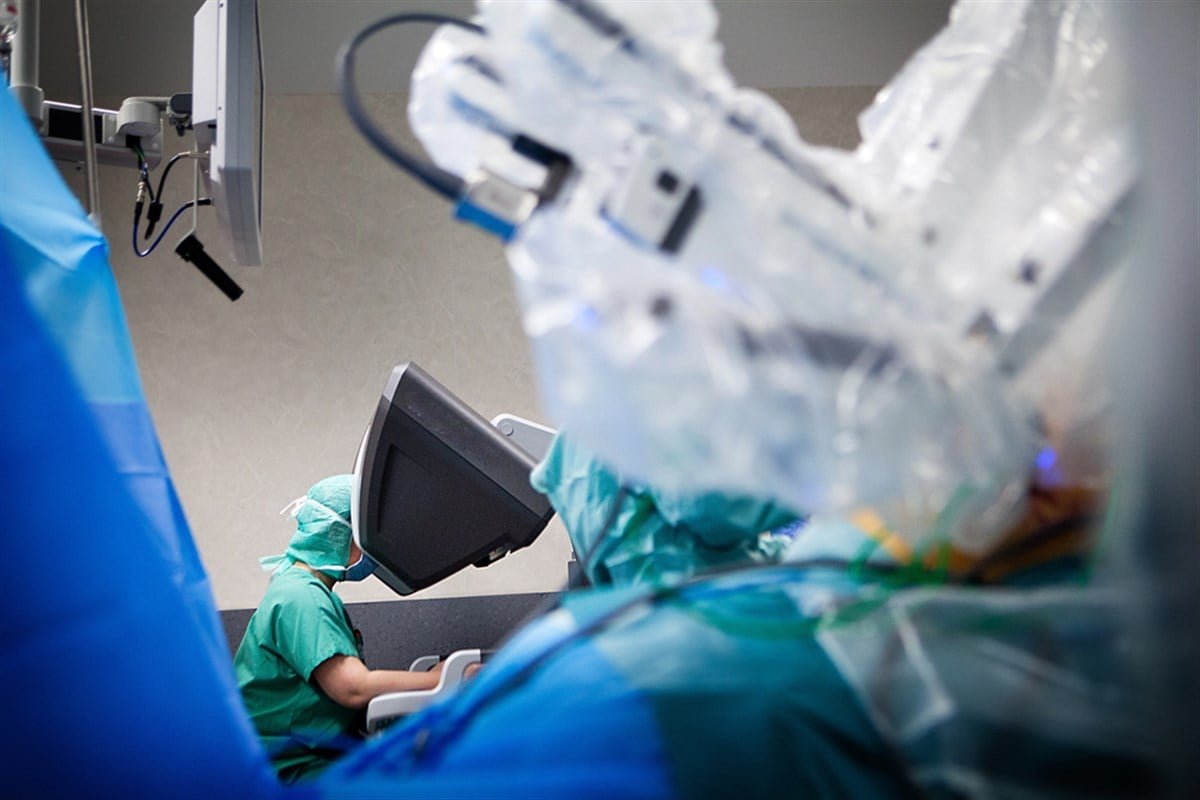 Intuitive Surgical, Symbotic, UiPath: AI Robotics Trio