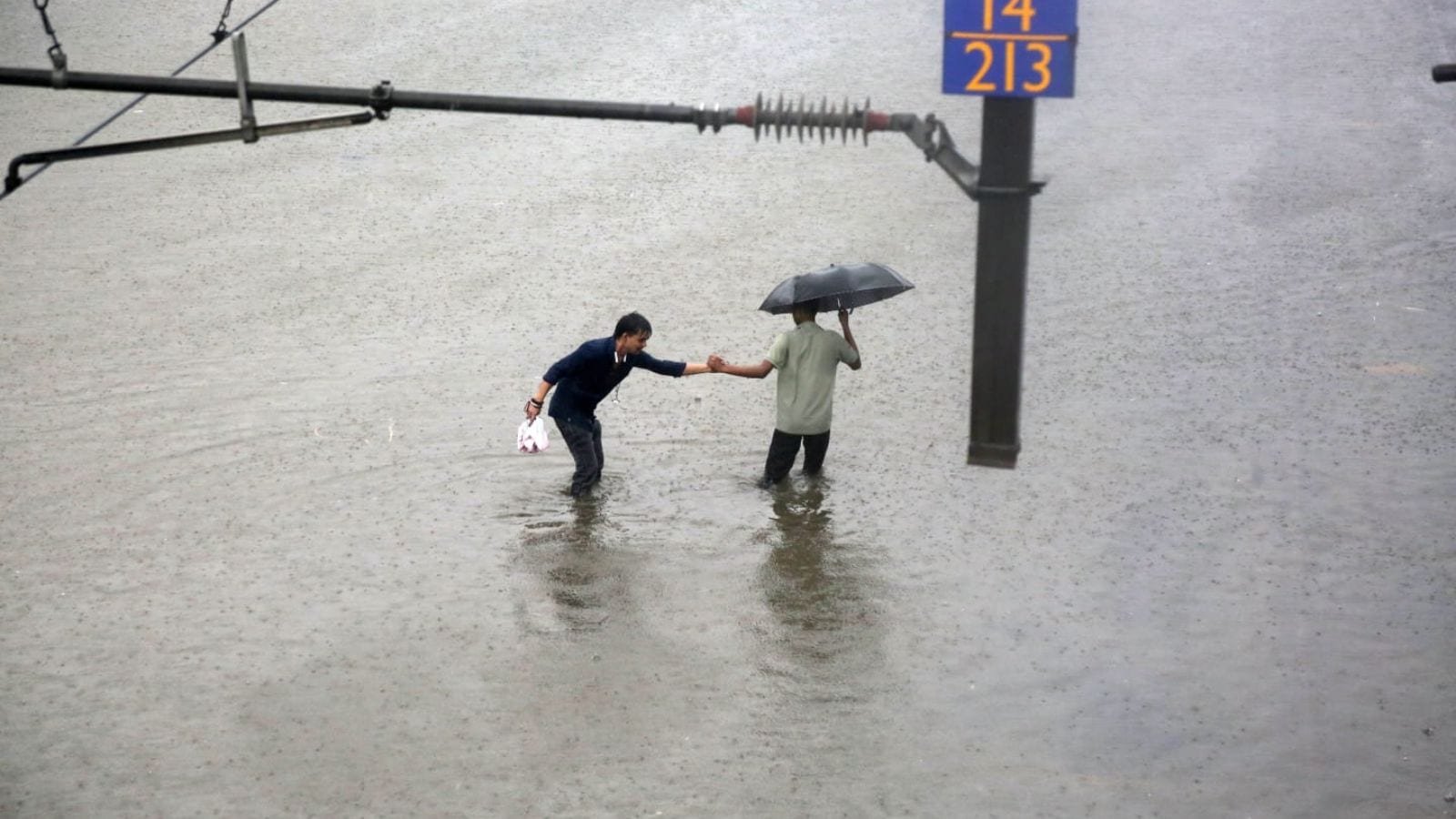 Mumbai rains trigger flooding: What to remember when you are wading through water to avoid infection? | Health and Wellness News
