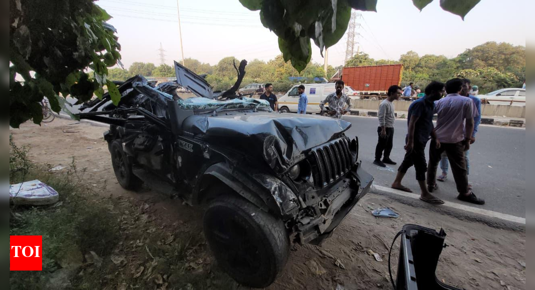 High-speed crash in Gurgaon kills 5; Thar flips after hitting divider near Jharsa Chowk | Gurgaon News