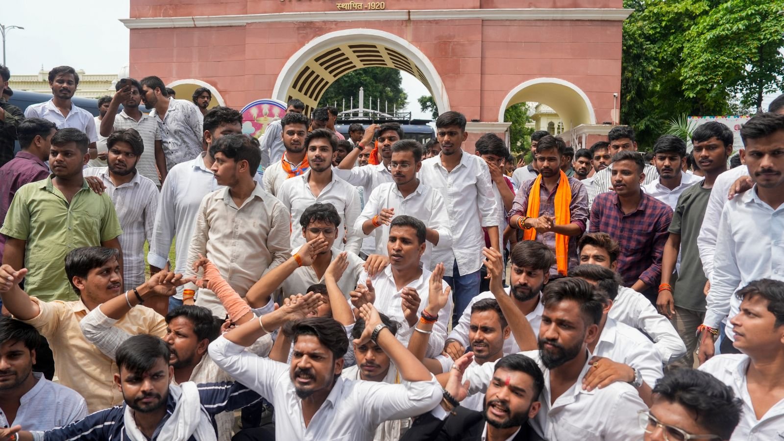 Protest over SRMU degree in Barabaki: CM orders probe, CO removed after police lathicharge students | Lucknow News
