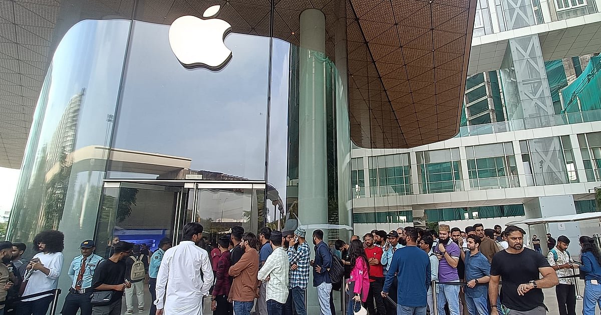 iPhone 17 Sales Begin: Hundreds Flock Into Mumbai’s BKC Apple Store