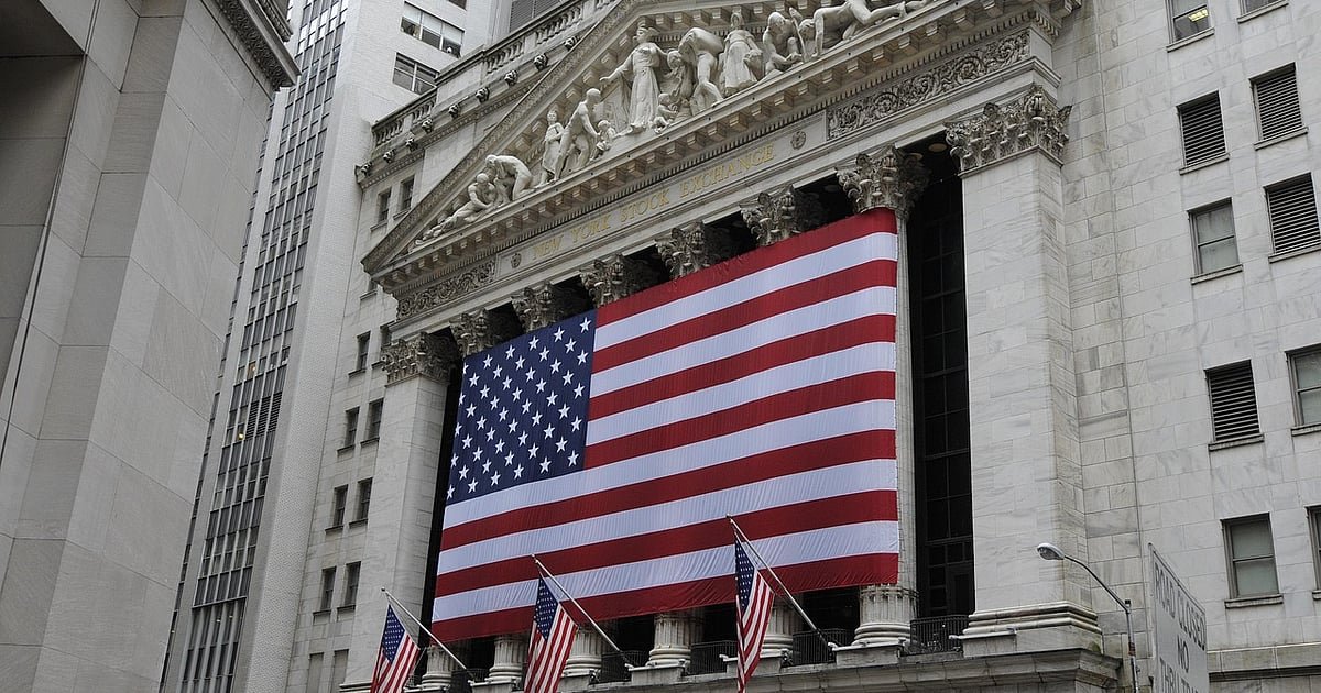 S&P 500, Dow Jones Decline As Investors Pores Over Economic Data