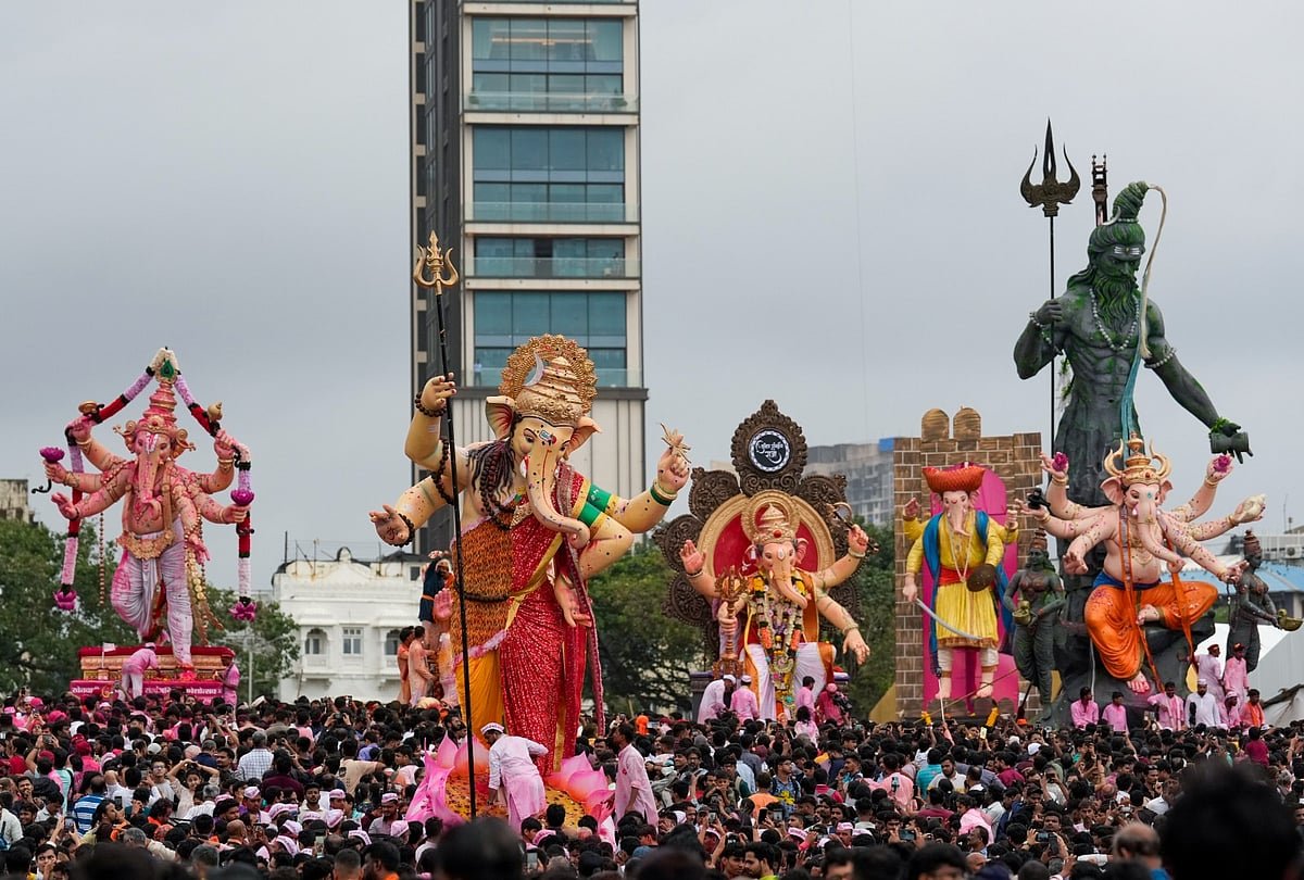 Amid Rain, Devotees Gather At Mumbai Seafront To Bid Adieu To Lalbaugcha Raja