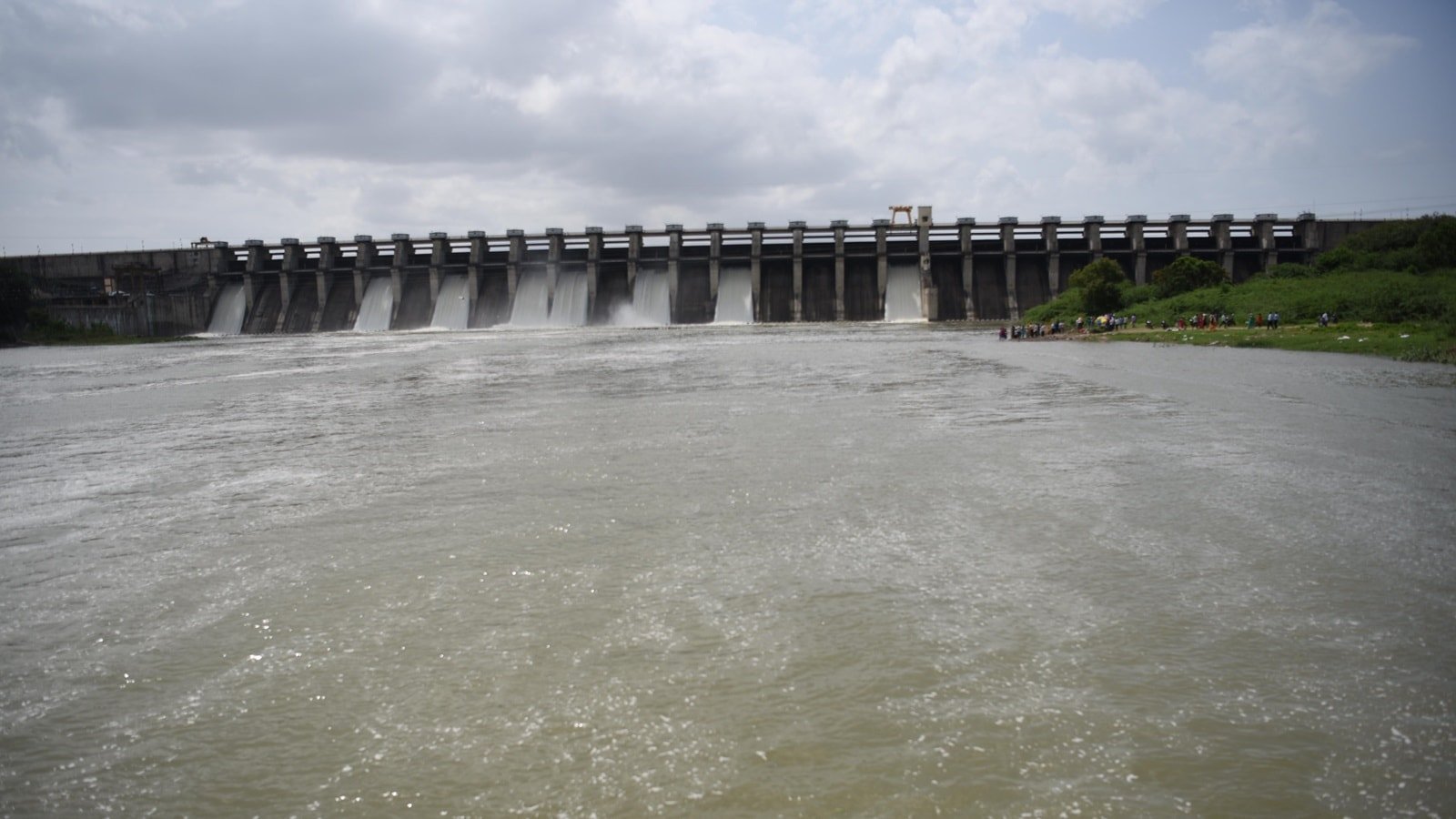 Amid heavy rain in Marathwada, Jayakwadi dam gates opened, discharge 1.25 lakh cusecs of water into Godavari basin | Mumbai News