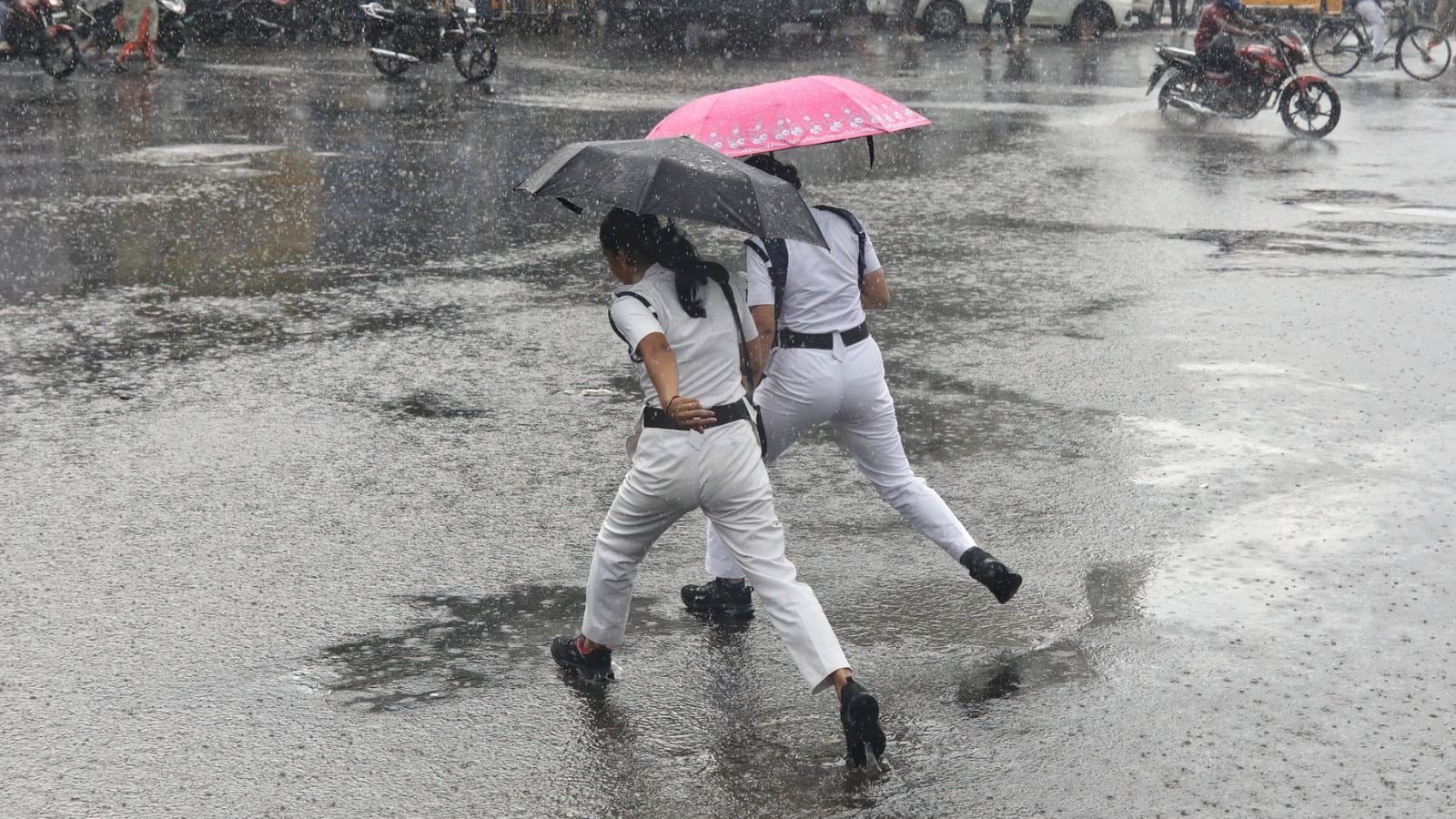 Heavy rainfall likely in Bengal in next 2 days, yellow alert in some districts | Kolkata News
