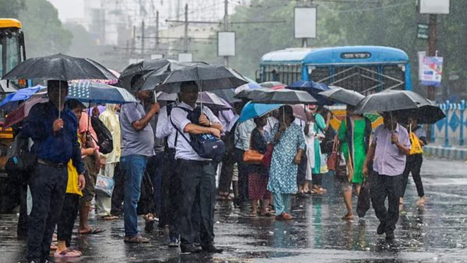 Intermittent rains to continue in Bengal till Panchami, authorities flag puja pandals | Kolkata News