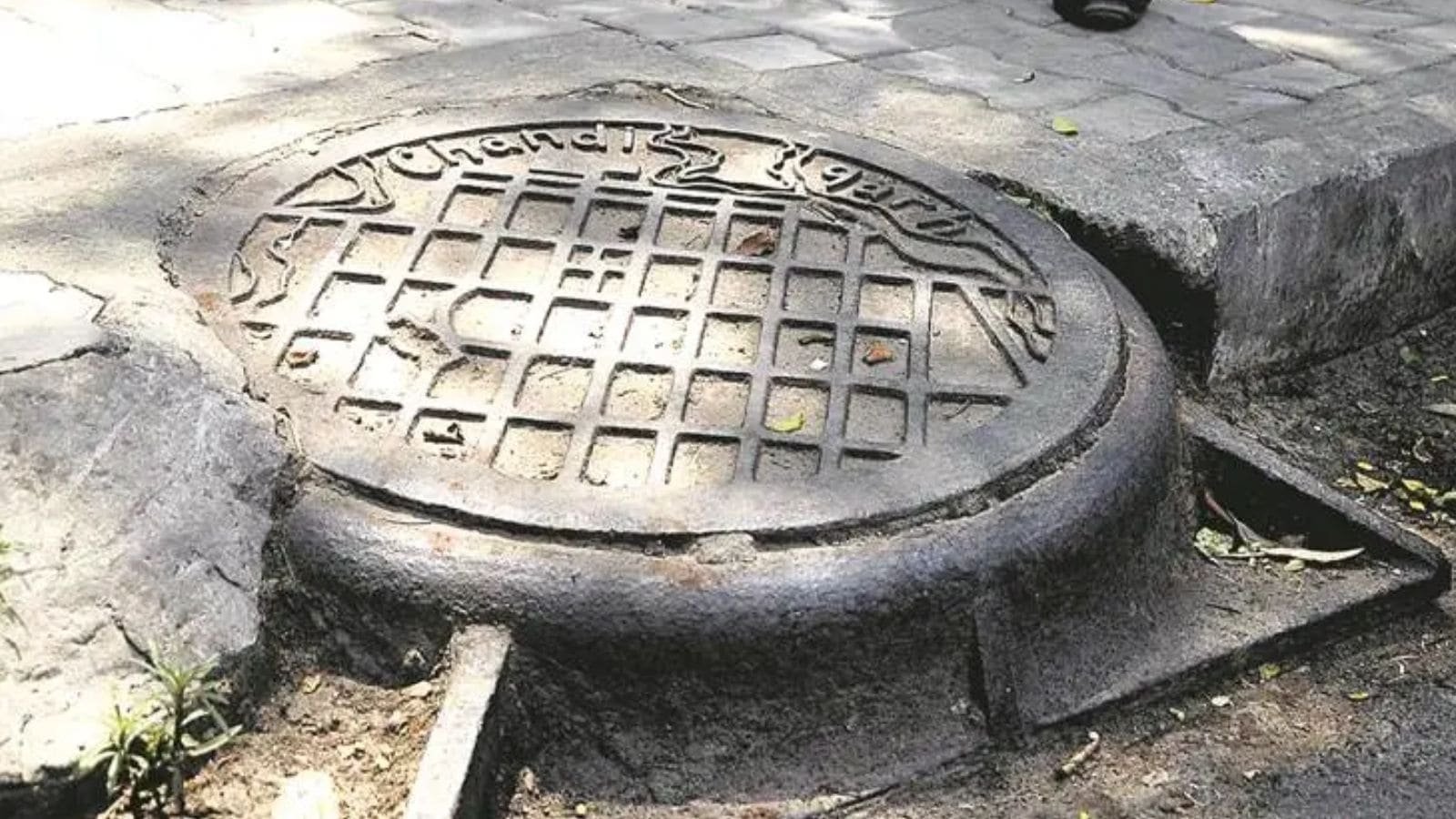 Two labourers die while cleaning manhole in Ahmedabad | Ahmedabad News