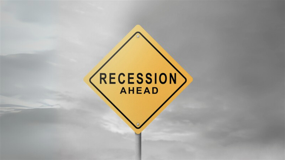 Walmart and Dollar General Stocks Shine as Recession Hedges
