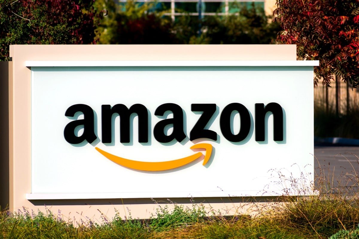 AMZN Eyes Breakout as Fed Cuts and Holiday Season Boost Bulls