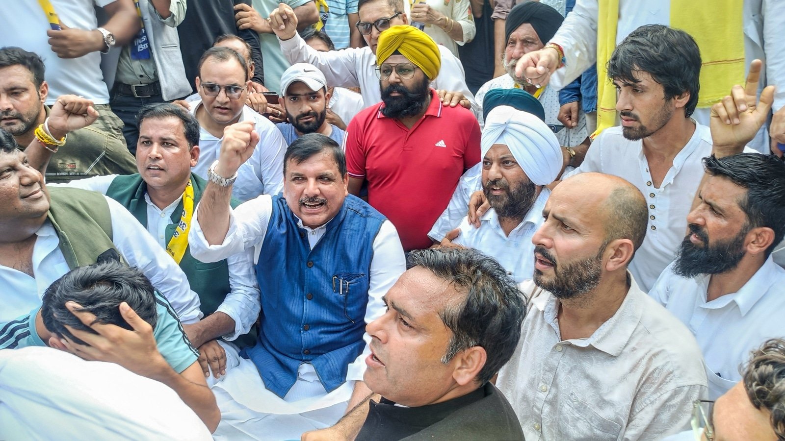 Stopped from leaving guesthouse in Srinagar, Sanjay Singh tries scaling gate to meet Farooq Abdullah | India News