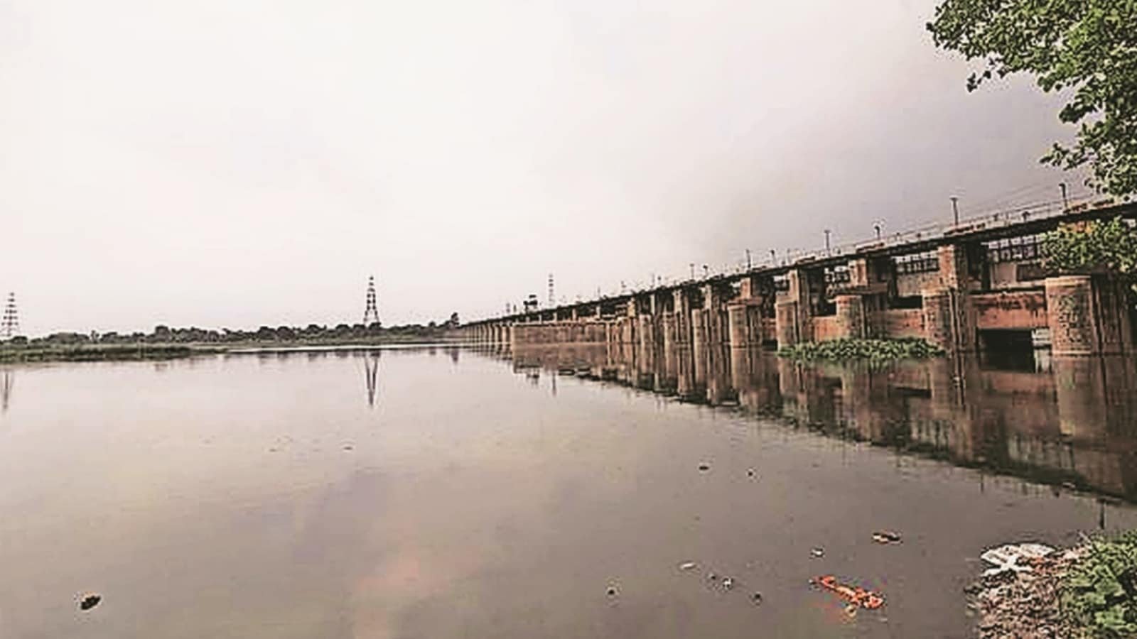 Yamuna shows signs of receding, more rainfall expected on Saturday | Delhi News