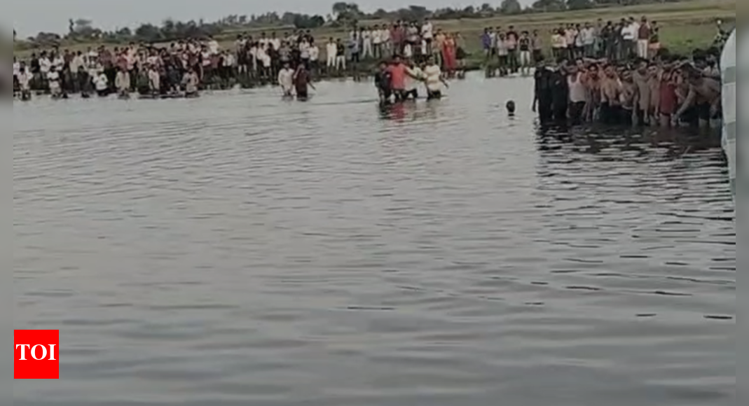 Tractor-trolley overturns during idol immersion in MP’s Khandwa, 11 dead | Indore News