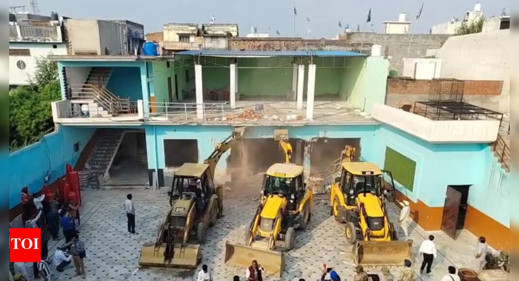 Bulldozers roll in Bareilly: House linked to Tauqeer Raza’s house sealed; Nafees Ahmed’s ‘Raja Palace’ demolished | Bareilly News