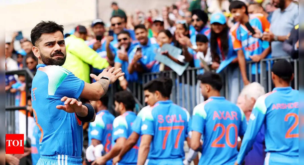 Virat Kohli steps aside, pushes Shubman Gill and Shreyas Iyer to walk first – WATCH | Cricket News
