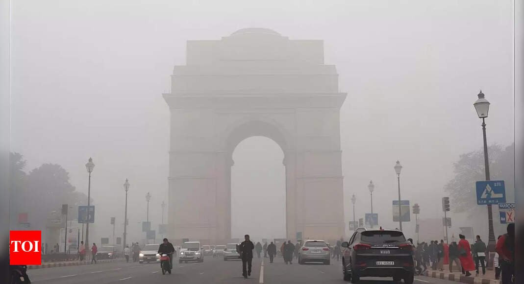 Delhi AQI: 2 days after Diwali, city choked by thick smog; air quality remains ‘very poor’ | Delhi News