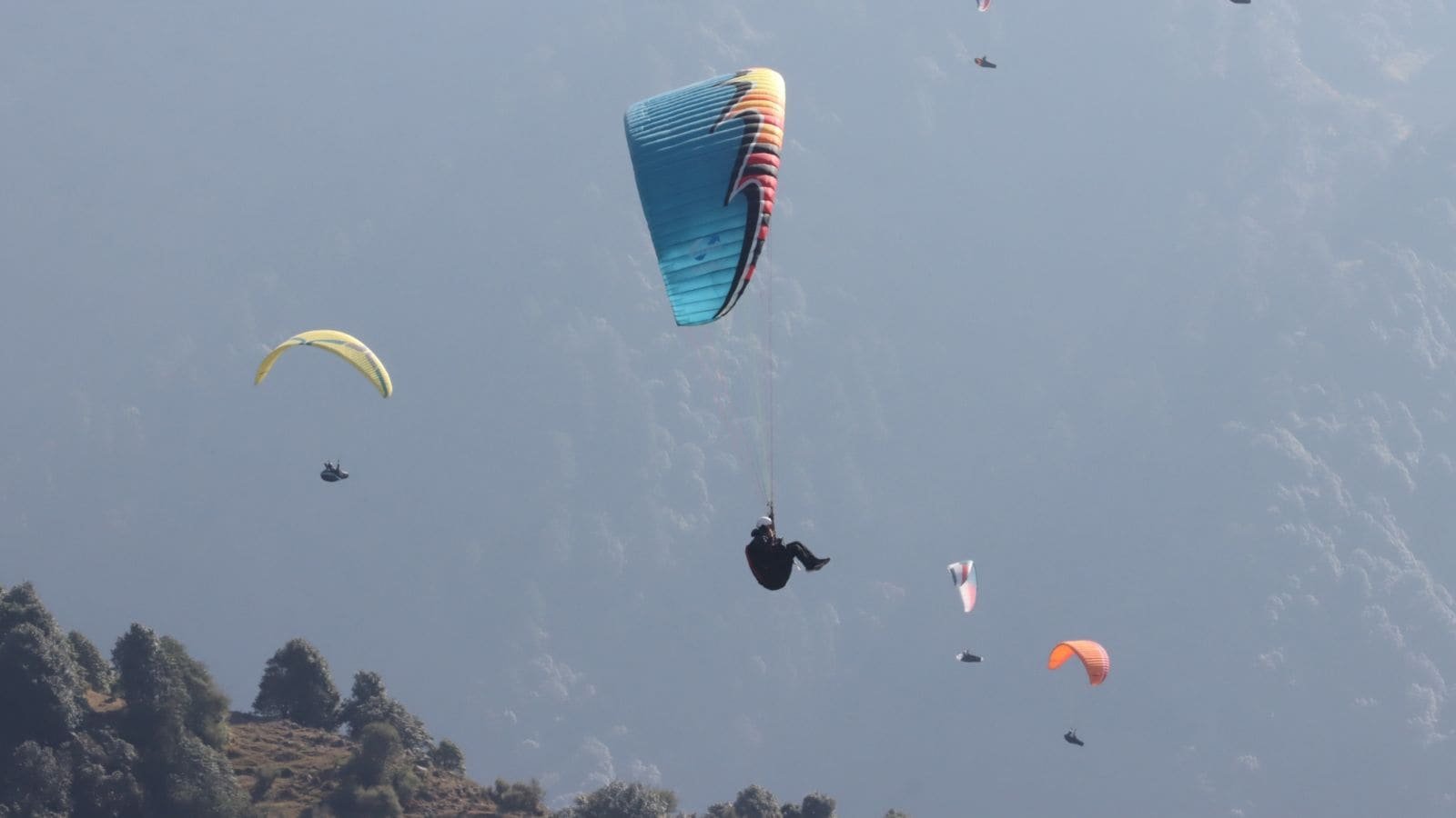 Experts cite prolonged monsoon, global conflicts: Paragliders give Bir-Billing hub a miss — numbers down half compared to 2024 | Chandigarh News