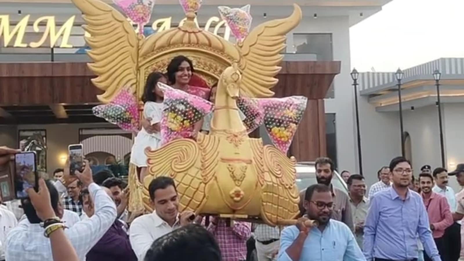 Madhya Pradesh bids emotional goodbye to IAS officer Sanskriti Jain, carried on golden palanquin with daughters | Trending News
