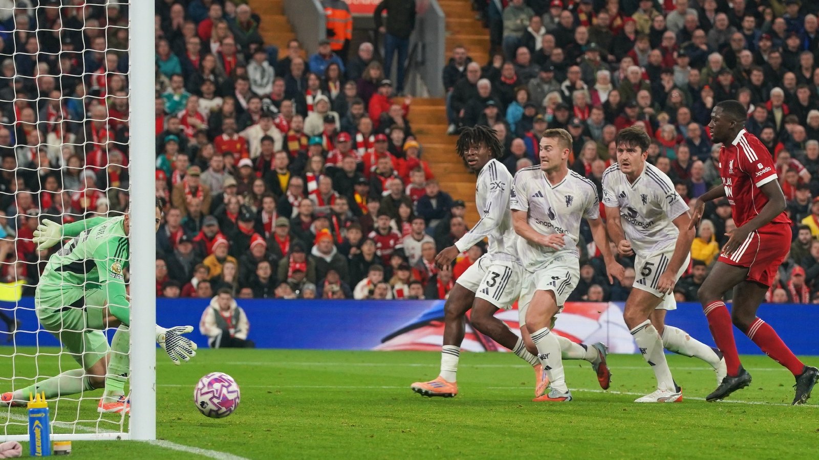 Manchester United’s Harry Maguire heads late winner in 2-1 defeat of struggling Liverpool | Football News