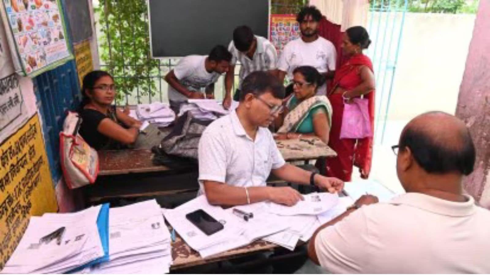 Pressure grows on Maharashtra SEC to hold voter list revision before civic polls, CM Fadnavis pitches for SIR | Political Pulse News