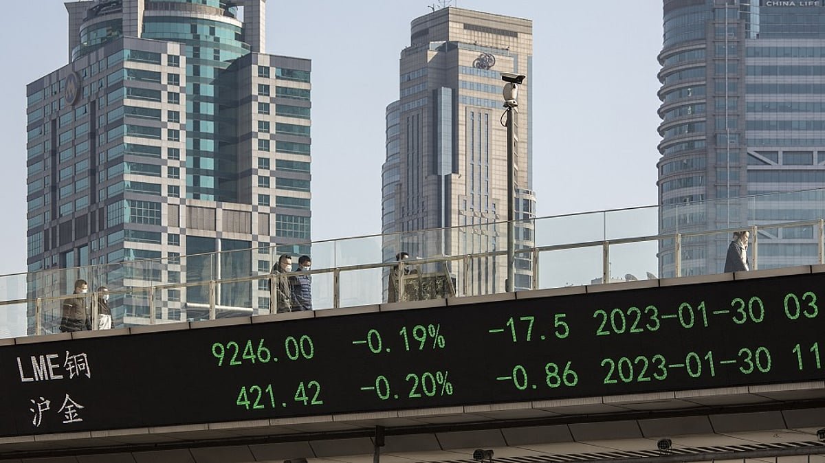 Asian Stocks, Gold Retreat As Momentum Unwinds: Markets Wrap