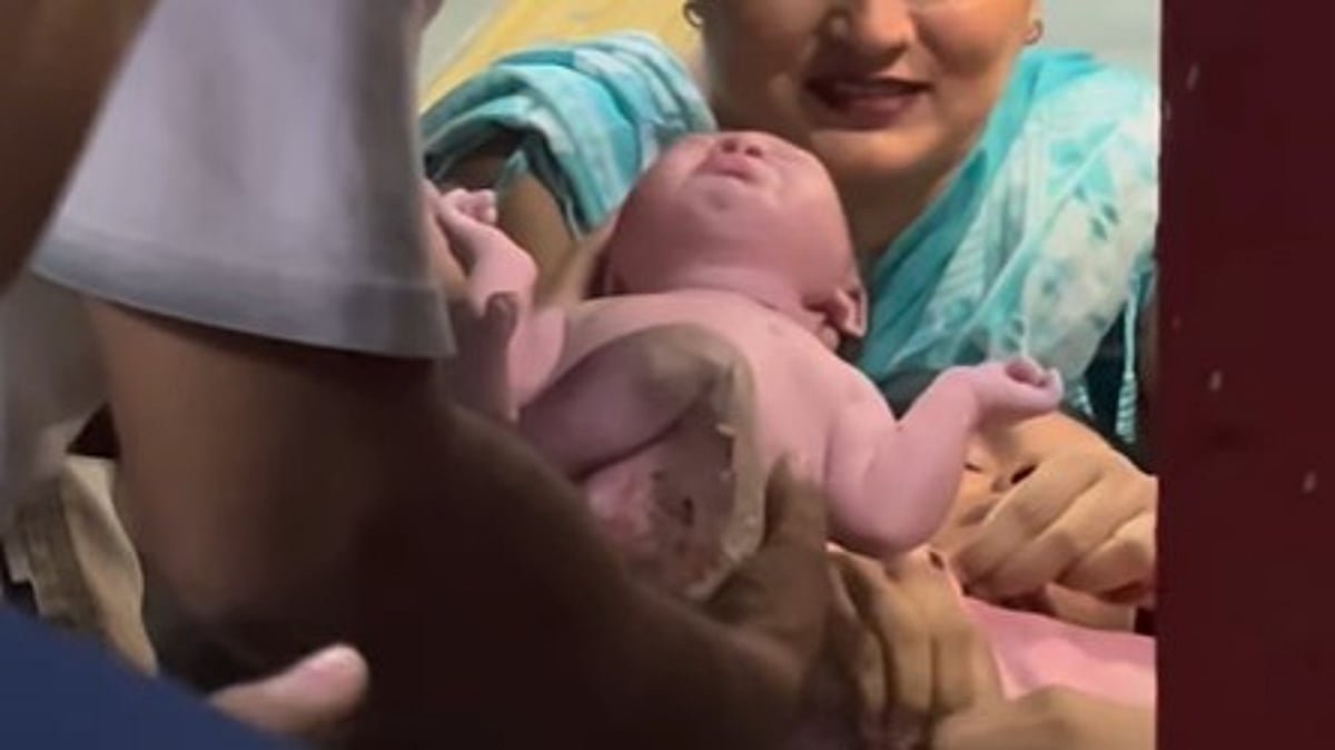 Mumbai: Man Helps Deliver Baby At Ram Mandir Railway Station At 1 Am After Hospital Refuses Admission