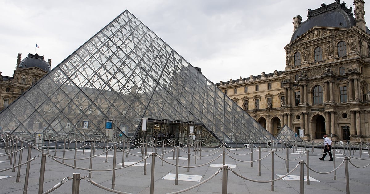 Valuable Jewels Stolen From France’s Louvre In Daring Heist