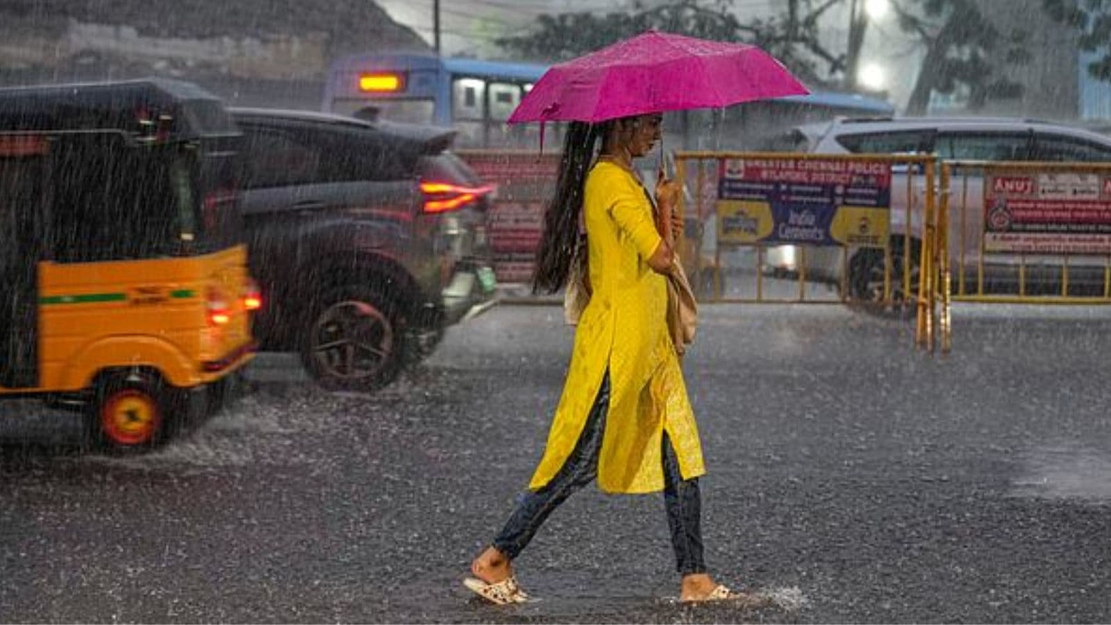 Tamil Nadu Weather LIVE Updates: Chennai, 4 other districts on ‘yellow’ alert for heavy rain; schools shut in parts of state Tamil Nadu Weather LIVE Updates: Chennai, 4 other districts on ‘yellow’ alert for heavy rain; schools shut in parts of state
