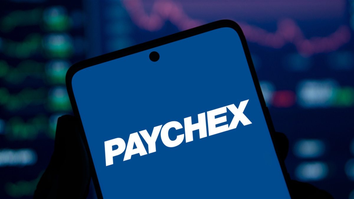 PAYX Stock Bottoms as Growth Outlook Improves