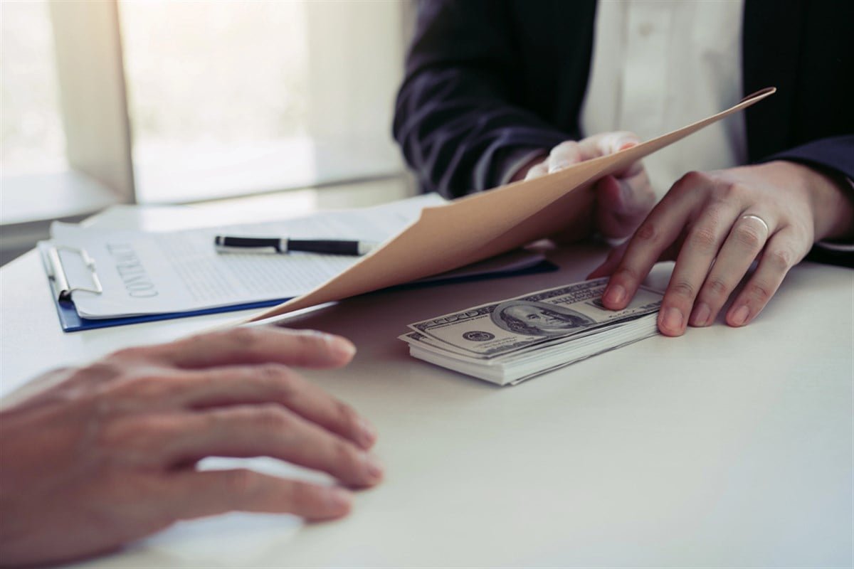 CRWV and AVGO Stocks Hit by Spike in Insider Selling