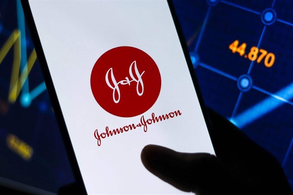 JNJ Stock Advances on Q3 Beat, Margin Gains & Spin-Off Strategy