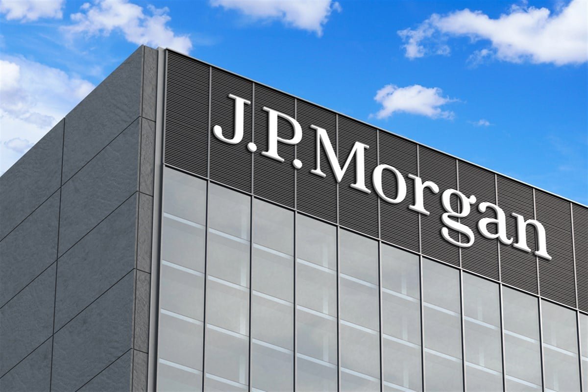 JPM Stock Up 30% in 2025—Analysts Still See More Upside
